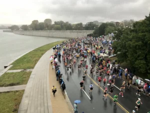 Fotó egy futóversenyről, ahol több százan indultak.