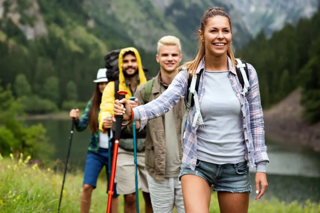 Fiatalok túráznak a szabadban.