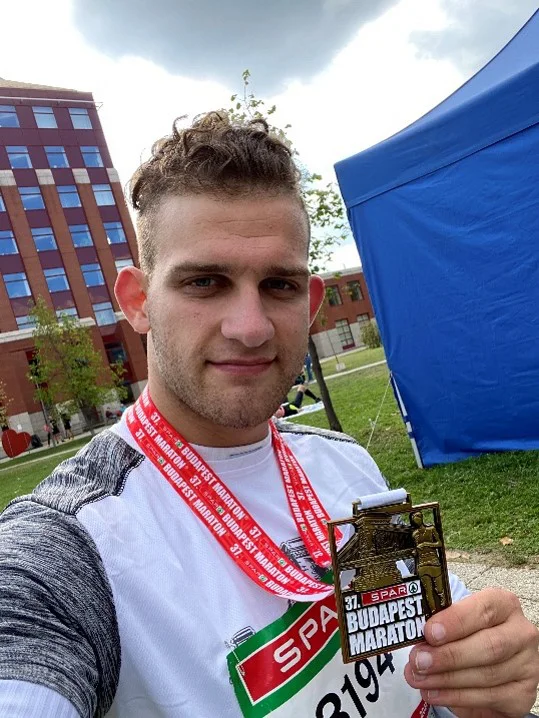 Kiss Péter paralimpikon a 37. Budapest Maratonon éremmel a nyakában.