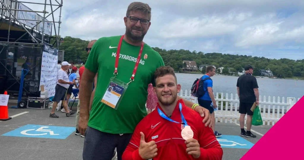 Kiss Péter paralimpikon és edzője egy megnyert verseny után.