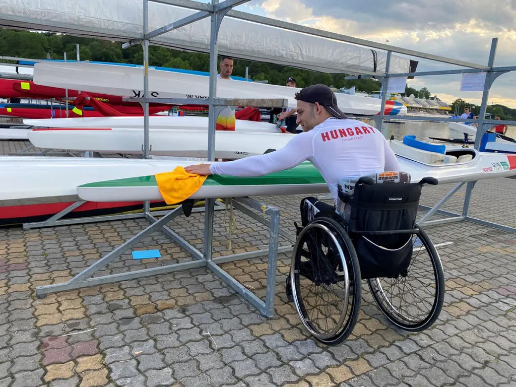 Kiss Péter paralimpikon a müncheni európa bajnokságon, éremosztás közben. Első helyezést ért el.