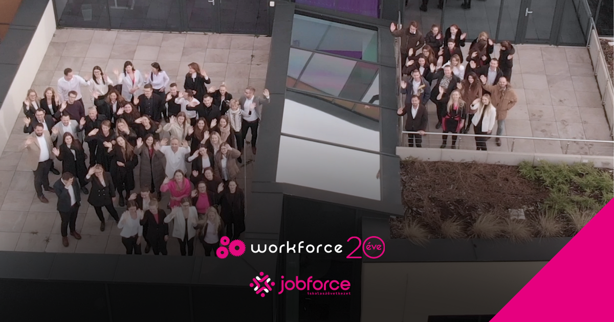 a work force csapatának szervezeti kultúrája, a vállalat a tetőn állva integet